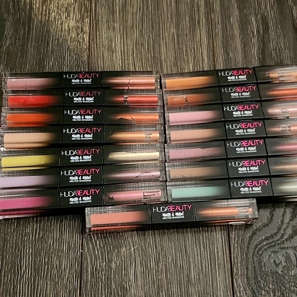 Huda Beauty Matte & Metal Collection - Picture 1 of 3